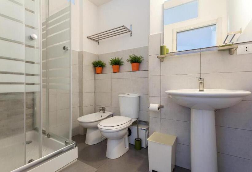 مسافرخانه Da Gianni E Lucia Rooms With Bathroom In The City Center