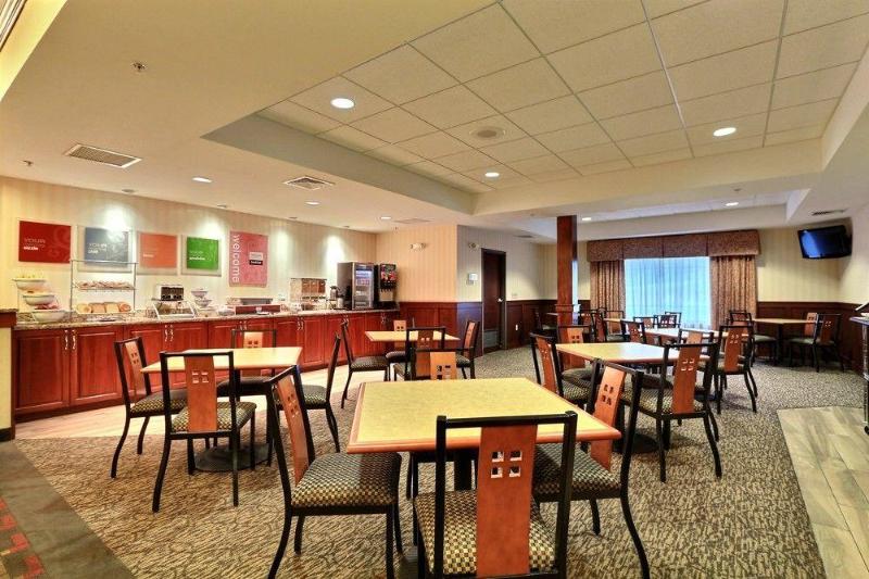 هتل Comfort Suites Grand Rapids North