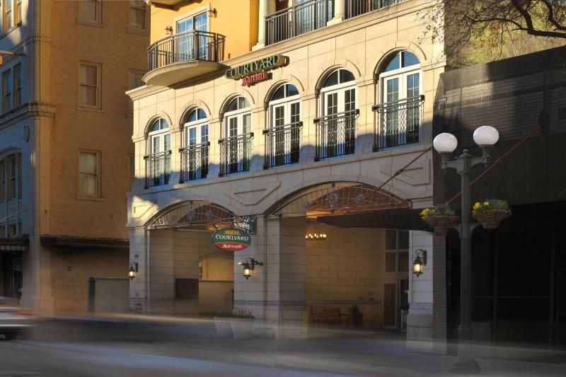 هتل Courtyard By Marriott San Antonio Riverwalk