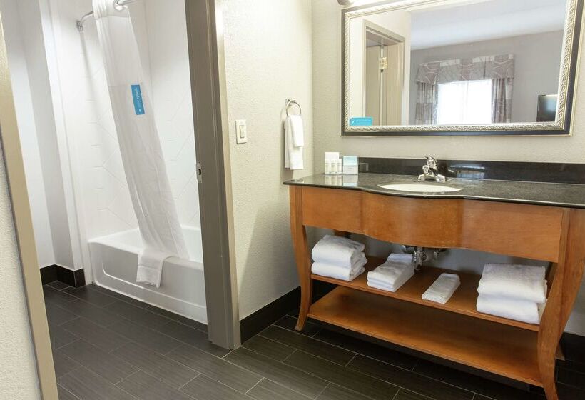 هتل Hampton Inn & Suites Chesapeake Square Mall