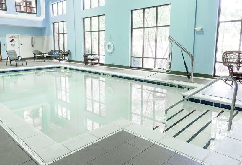 هتل Hampton Inn & Suites Chesapeake Square Mall