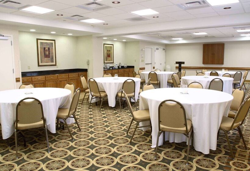 هتل Hampton Inn & Suites Chesapeake Square Mall