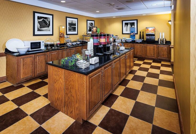 هتل Hampton Inn & Suites Chesapeake Square Mall