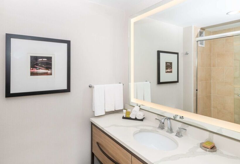 هتل Hilton Columbus/polaris