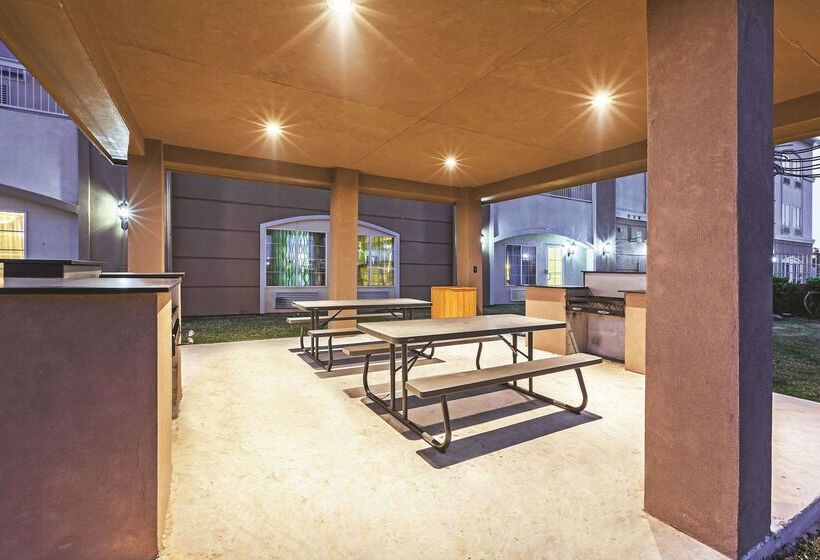 호텔 La Quinta Inn & Suites By Wyndham Angleton