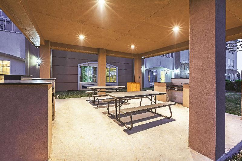 호텔 La Quinta Inn & Suites By Wyndham Angleton