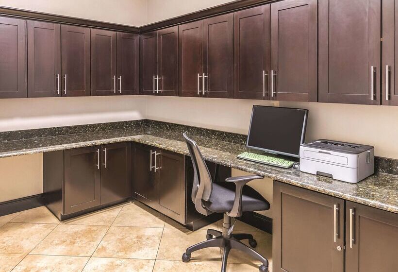 هتل La Quinta By Wyndham Fort Worth   Lake Worth