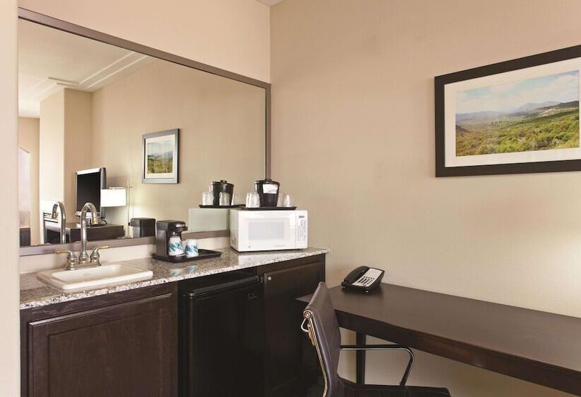 Отель La Quinta By Wyndham Los Banos