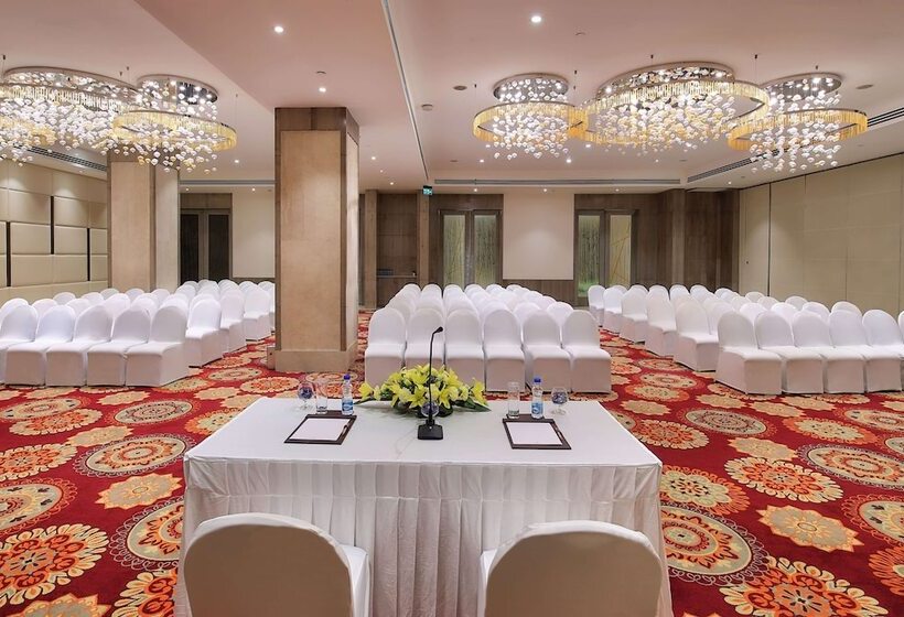 בית מלון כפרי Ramada Gurgaon Central