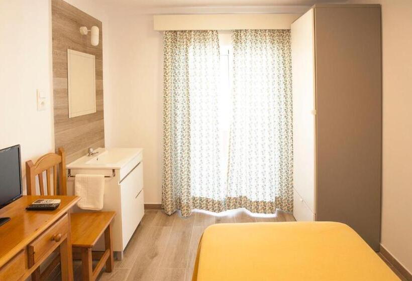 مسافرخانه Serramar