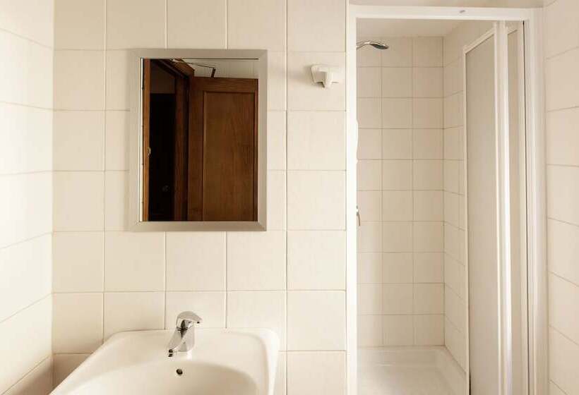 مسافرخانه Serramar