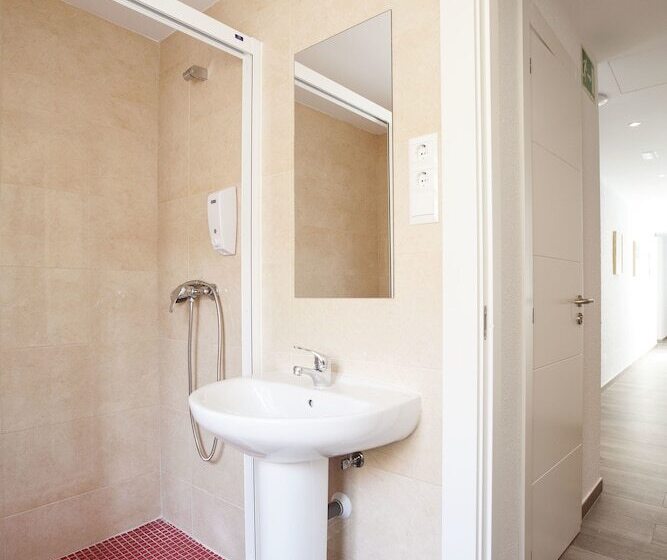 مسافرخانه Serramar