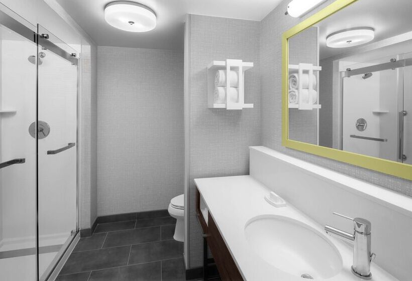 هتل Hampton Inn & Suites Grand Rapids Airport 28th St
