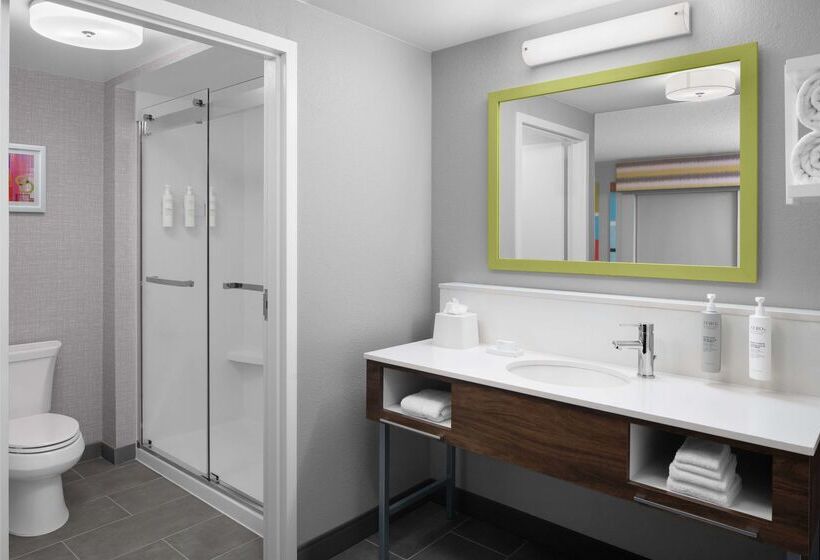 هتل Hampton Inn & Suites Grand Rapids Airport 28th St