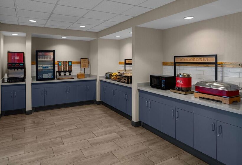 هتل Hampton Inn & Suites Grand Rapids Airport 28th St
