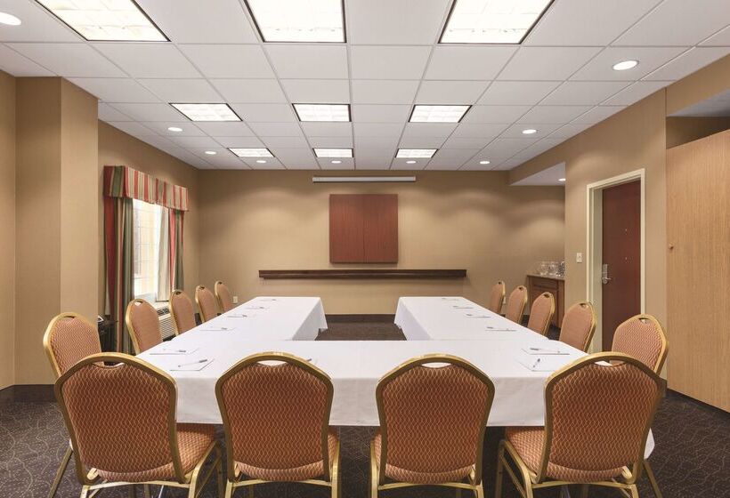 Отель Hampton Inn & Suites Greenfield