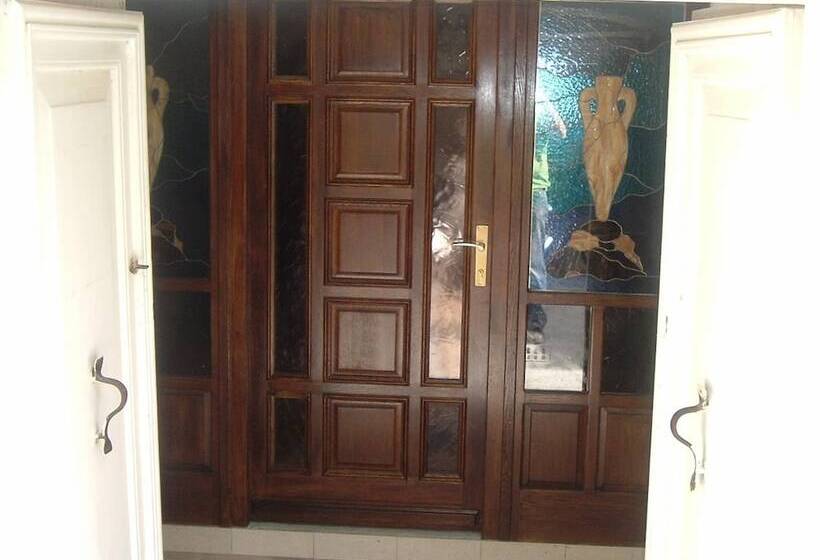 مسافرخانه Carol Rooms