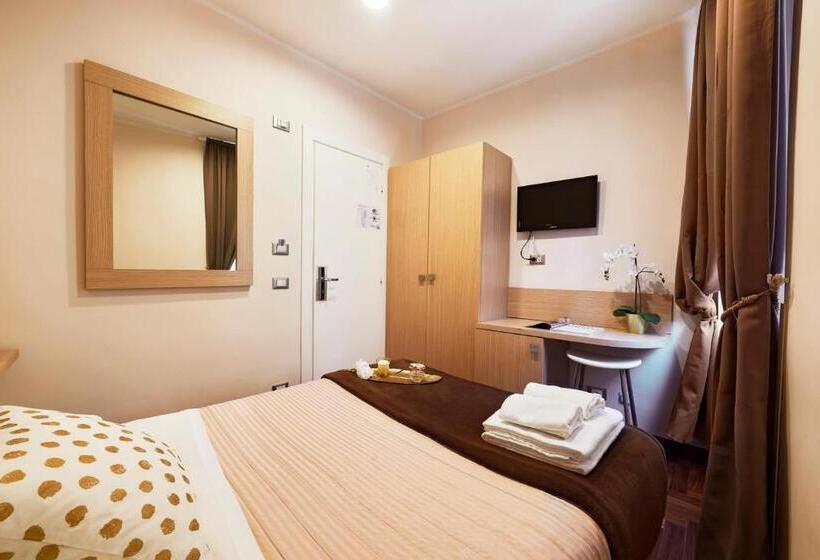 مسافرخانه La Piccola Maison