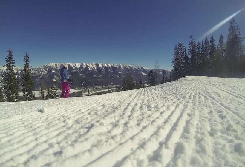 בית מלון כפרי Fernie Slopeside Lodge