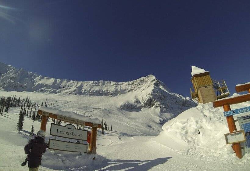 בית מלון כפרי Fernie Slopeside Lodge