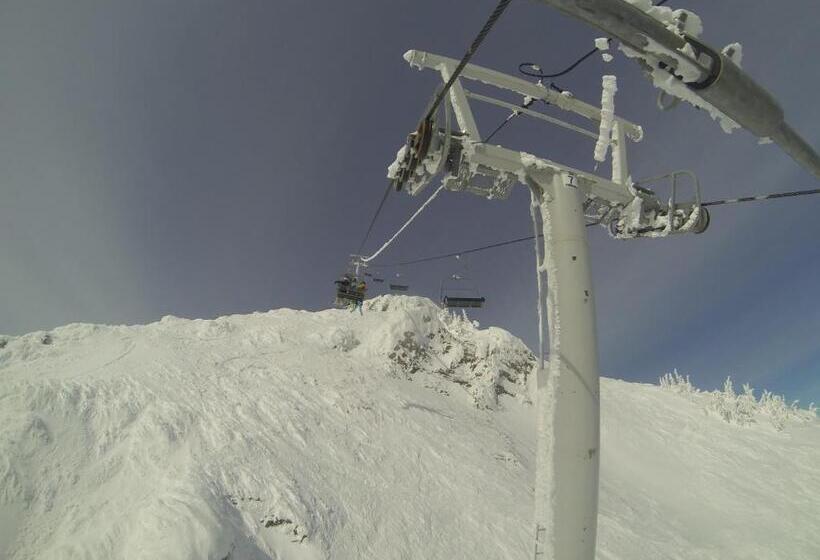 בית מלון כפרי Fernie Slopeside Lodge