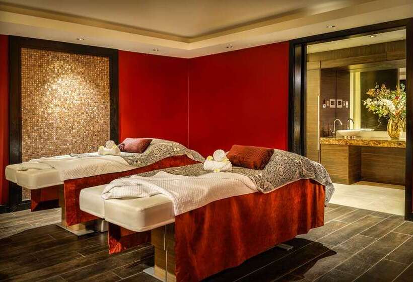 هتل Hilton London Syon Park