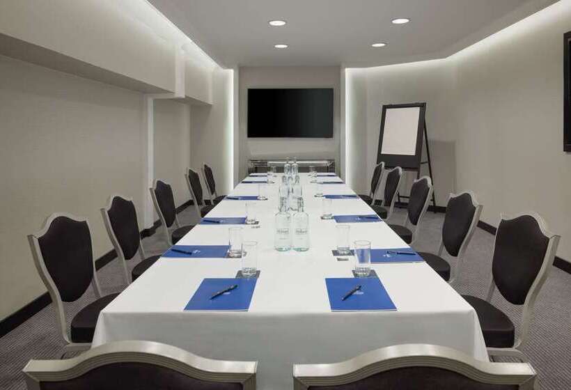 هتل Hilton London Syon Park