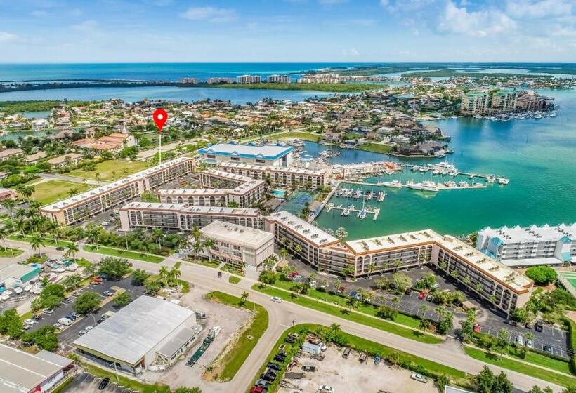 בית מלון כפרי Marco Bay Resort At Anglers Cove