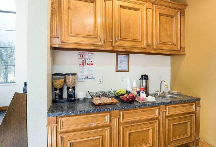 هتل Rodeway Inn & Suites