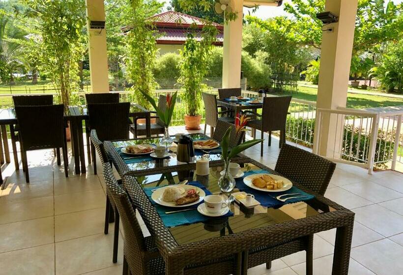 Отель Strutz Art Garden Resort