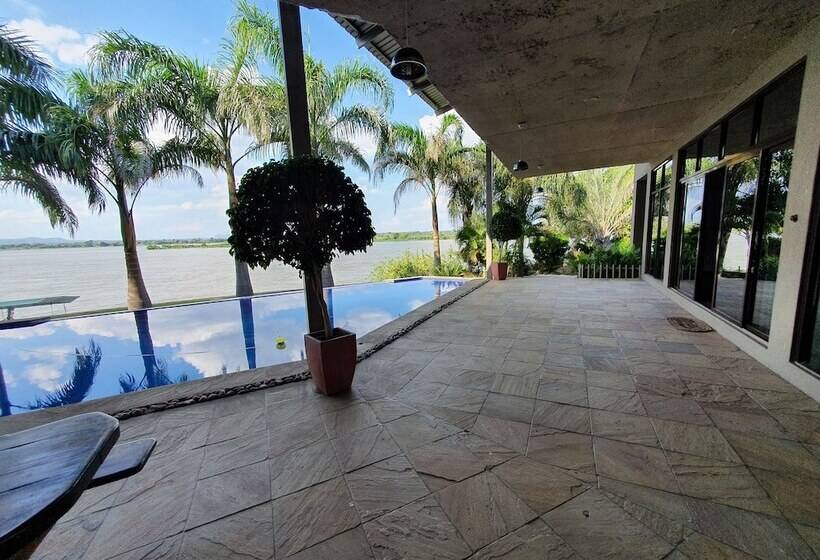 مبيت وإفطار Zambezi Riverside Accommodation