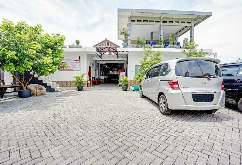 בית מלון כפרי Oyo 90678 Omah Kulo Guest House