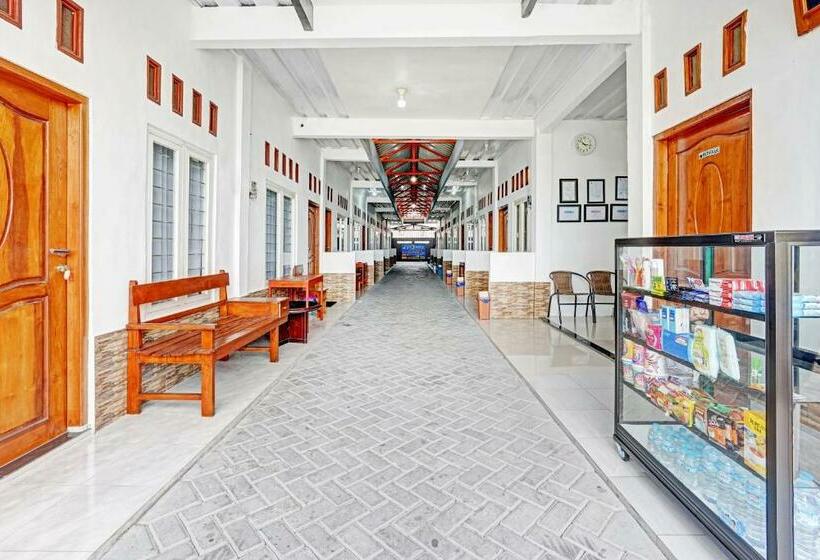 בית מלון כפרי Oyo 90678 Omah Kulo Guest House