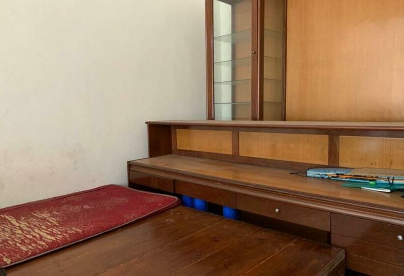 هتل Oyo 90699 Yellow White Guesthouse Palu