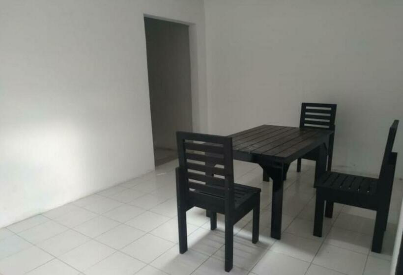 هتل Oyo 90699 Yellow White Guesthouse Palu