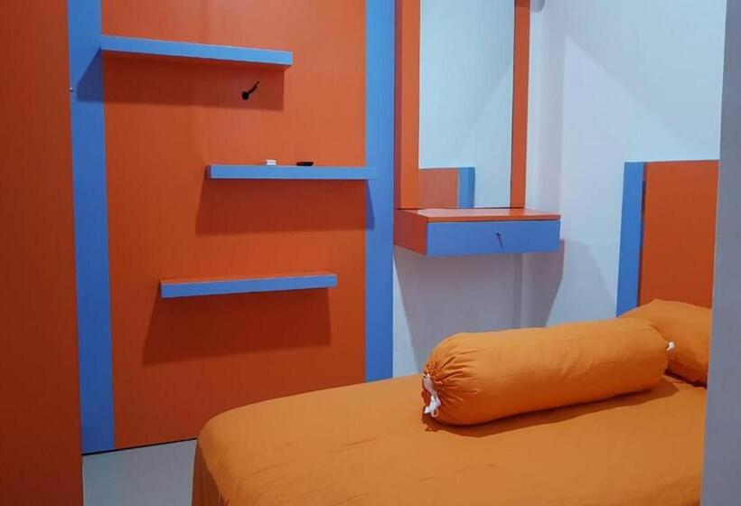 هتل Oyo 90699 Yellow White Guesthouse Palu