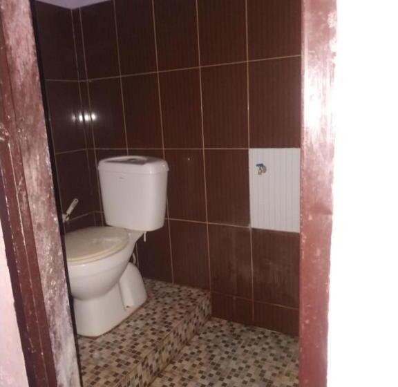 هتل Oyo 90699 Yellow White Guesthouse Palu