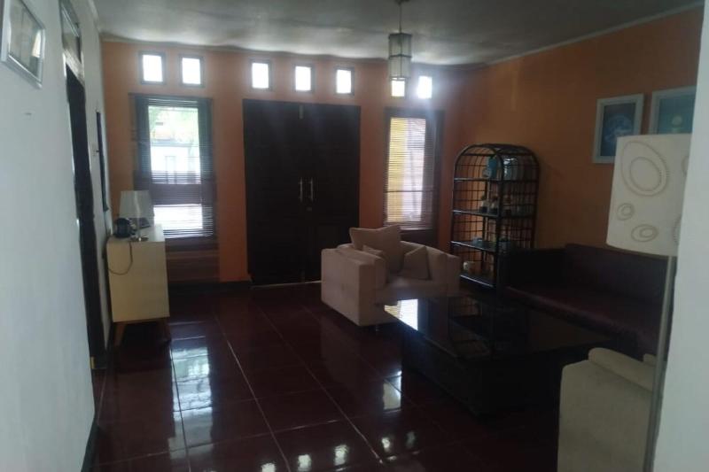 هتل Oyo 90699 Yellow White Guesthouse Palu