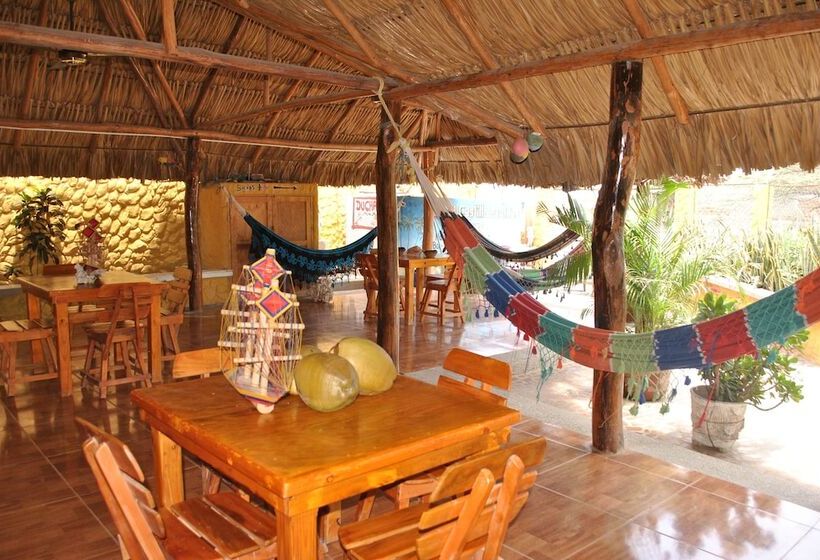 هتل Hostal Castillo Del Mar   Hostel