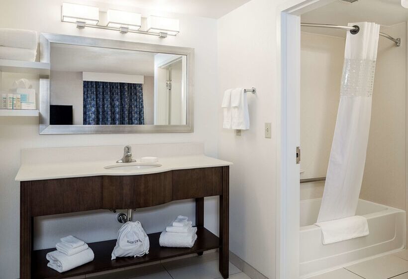 هتل Hampton Inn & Suites By Hilton Halifax   Dartmouth