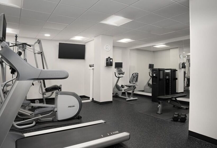 هتل Holiday Inn Express & Suites Alexandria   Fort Belvoir, An Ihg