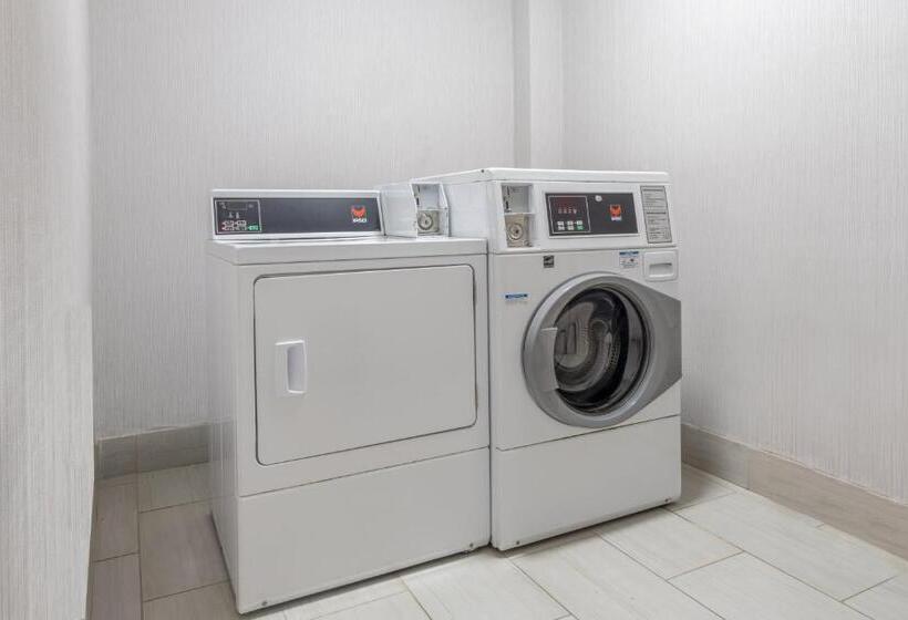 هتل Holiday Inn Express & Suites Dallas East   Fair Park, An Ihg