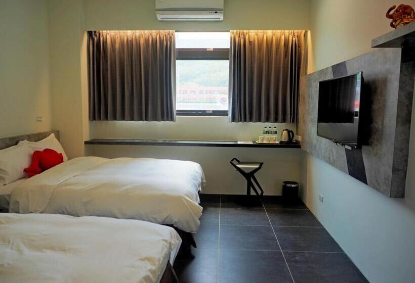 هاستل God’s Queen Esther