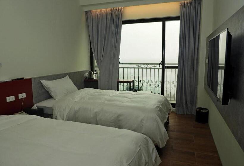 هاستل God’s Queen Esther