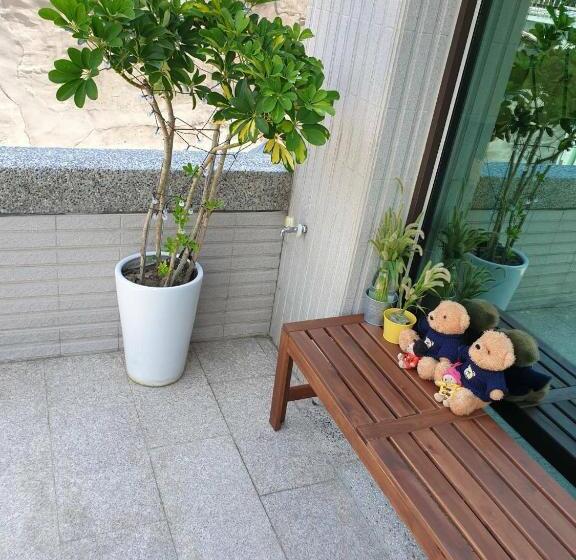 هاستل God’s Queen Esther