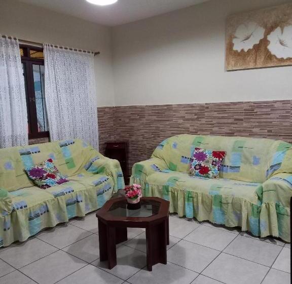 Bed and Breakfast Maranata Casa Com Piscina   2 Minutos De Carro Até O Mar