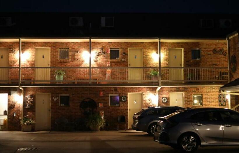 فندق All Settlers Motor Inn Parkes