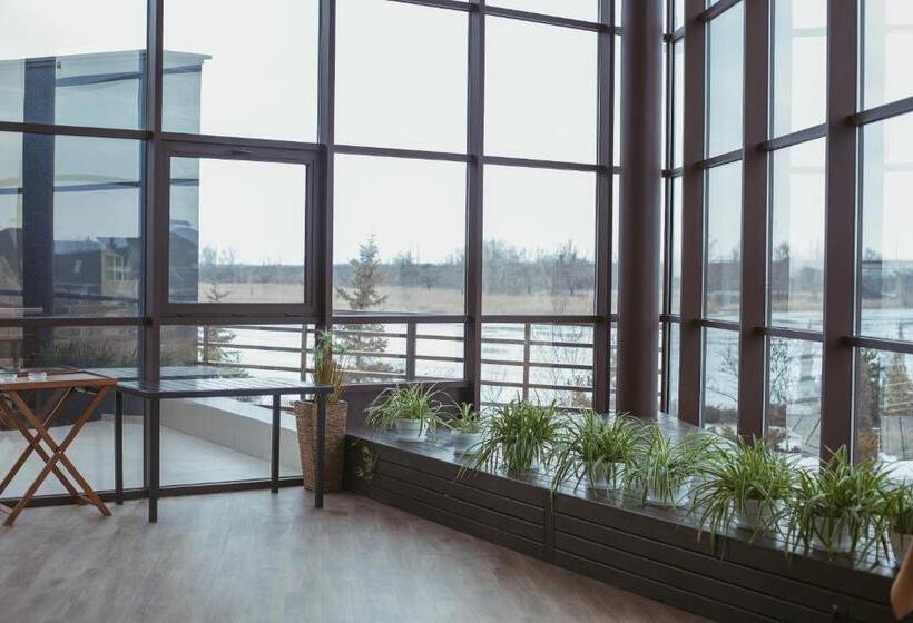 בית מלון כפרי Ostrov River Club