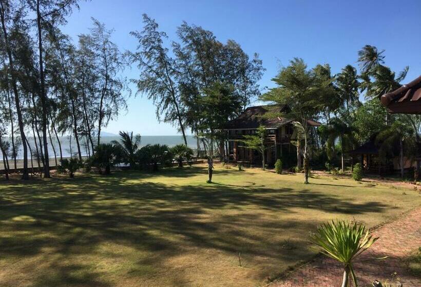 هتل The Chevalley Beach Resort