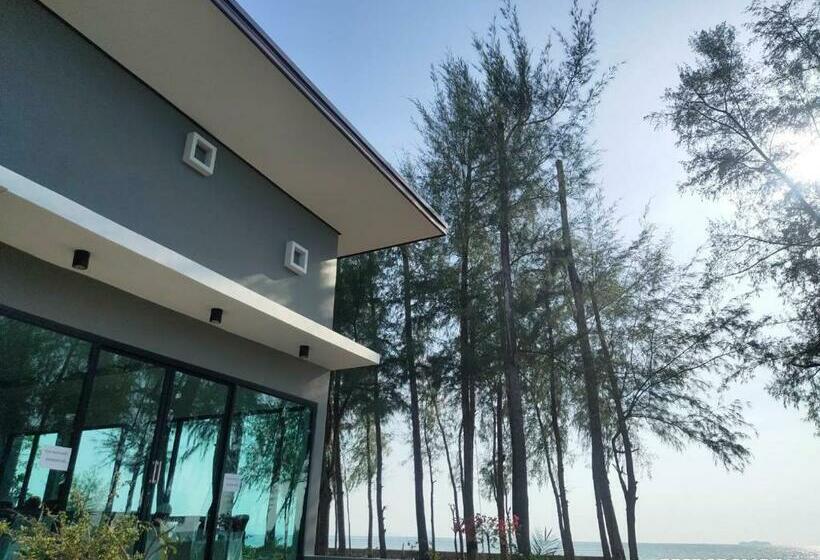 هتل The Chevalley Beach Resort